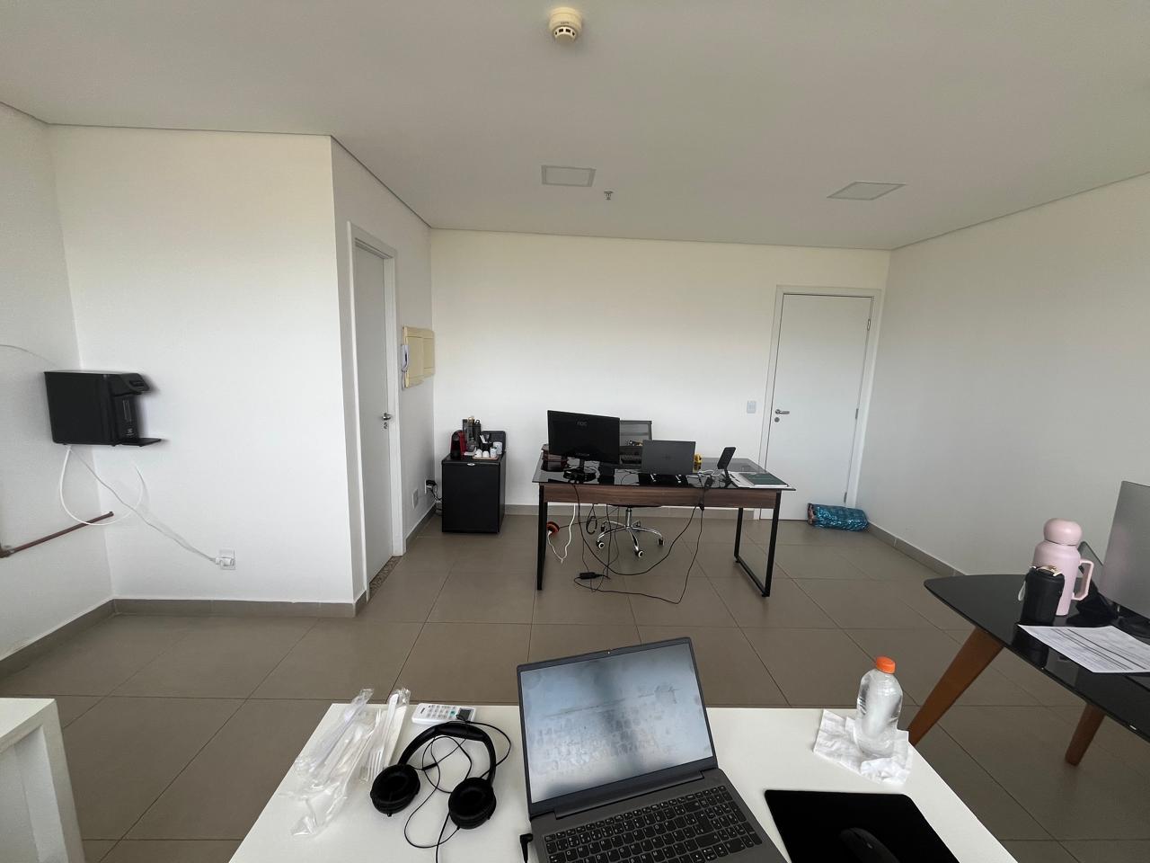 Foto 1 - Vista Interna da Sala Vazia